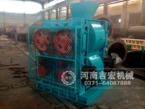 四齒輥破碎機(jī)上輥用于粗破,下輥用于細(xì)破,占地小,產(chǎn)量高！