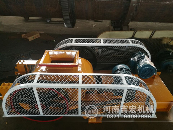 200×450對輥破碎機發(fā)往貴州_破碎石英砂