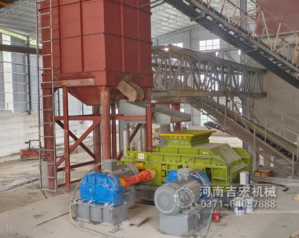 礦場(chǎng)主自述：“換了液壓對(duì)輥機(jī)后，我的鐵礦石制砂廠終于扭虧為盈！”