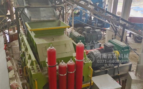 破碎輝綠巖總走彎路？對(duì)輥機(jī)用實(shí)力告訴你：選對(duì)設(shè)備多重要！