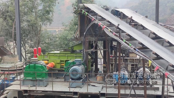 90%的采石場不知道：處理砂巖,液壓對輥比傳統(tǒng)破碎強(qiáng)在哪？